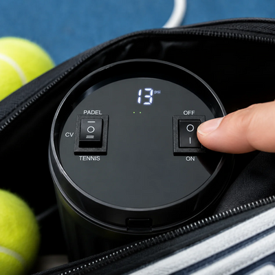 <strong>2. Skru på & velg Padel eller Tennis</strong>